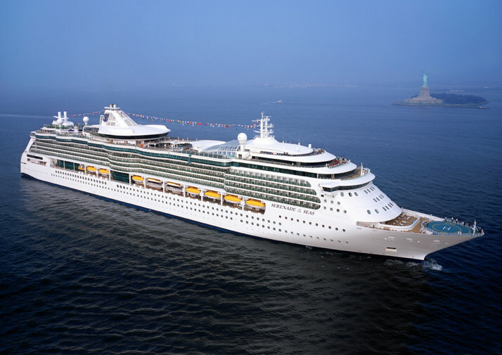 Serenade of the Seas bei der Fahrt über das Meer unter der Statue of Liberty.
