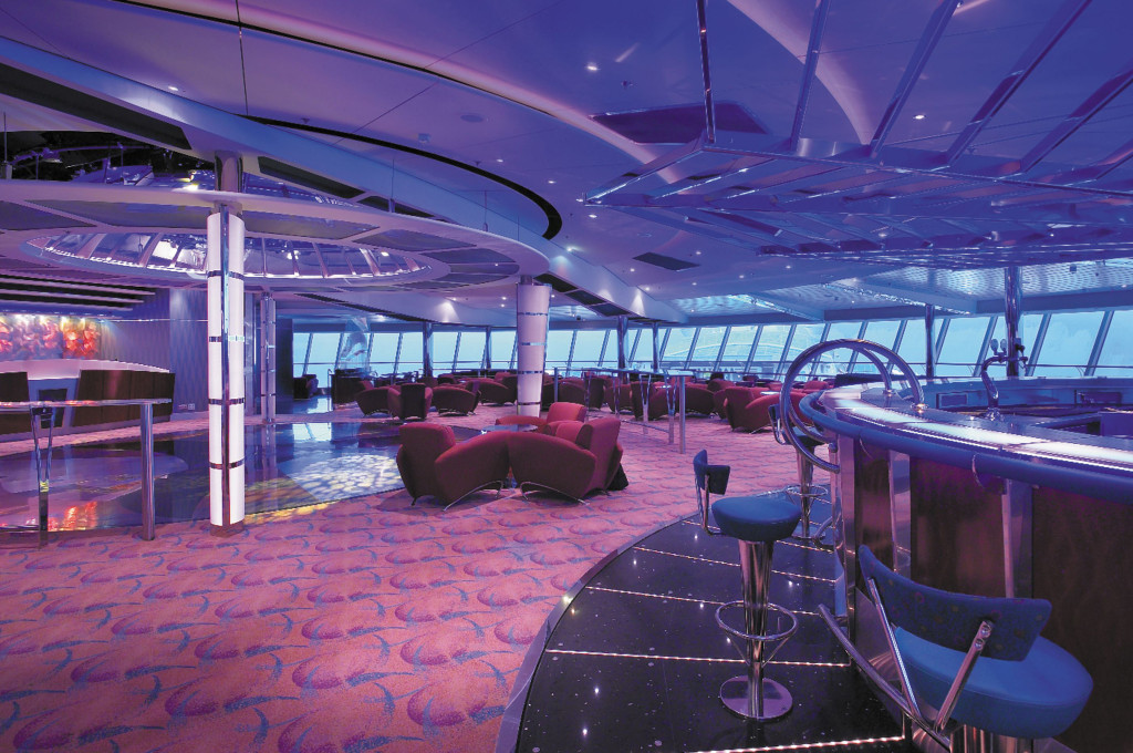 Vortex Lounge mit modern-futuristischem Design auf Hochseeschiff