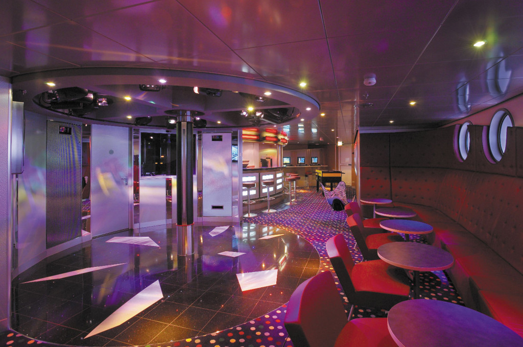 Moderne Fuel Lounge mit futuristischem Design auf Hochseeschiff