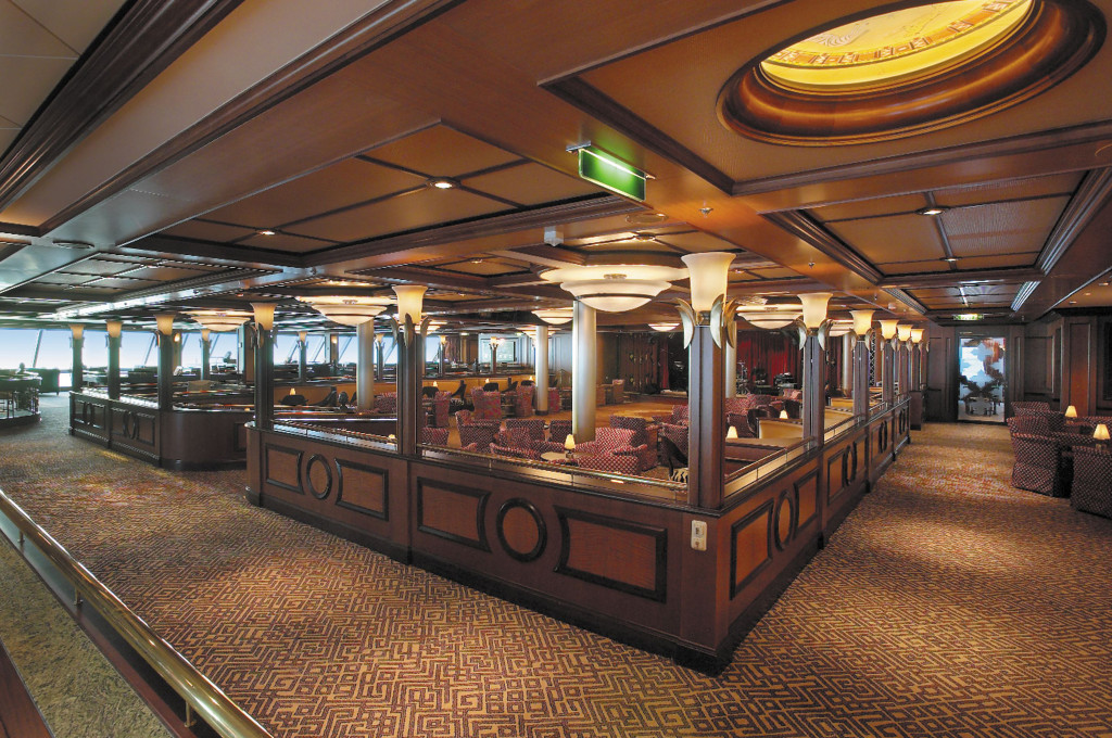Safari Club Lounge mit elegantem Design und Panoramafenstern