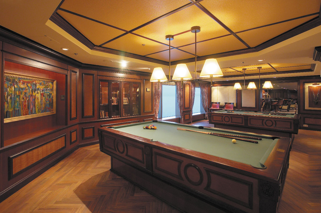 Game Reserve Lounge mit Safari-Dekor und eleganten Sesseln an Bord