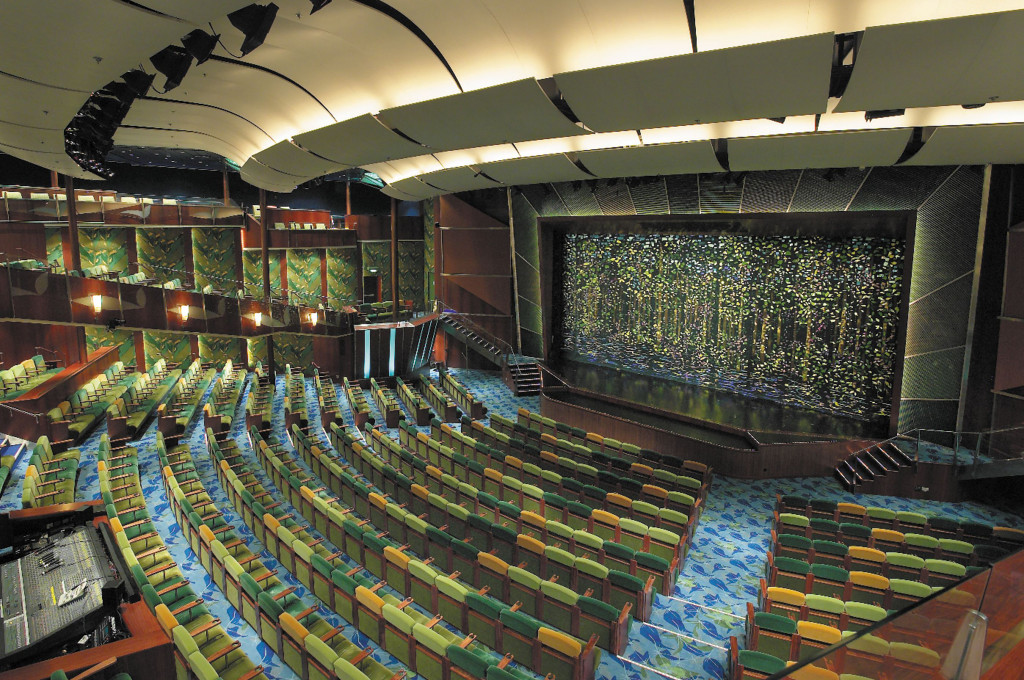 Theater mit Showbühne und grünen Sitzreihen auf Hochseeschiff