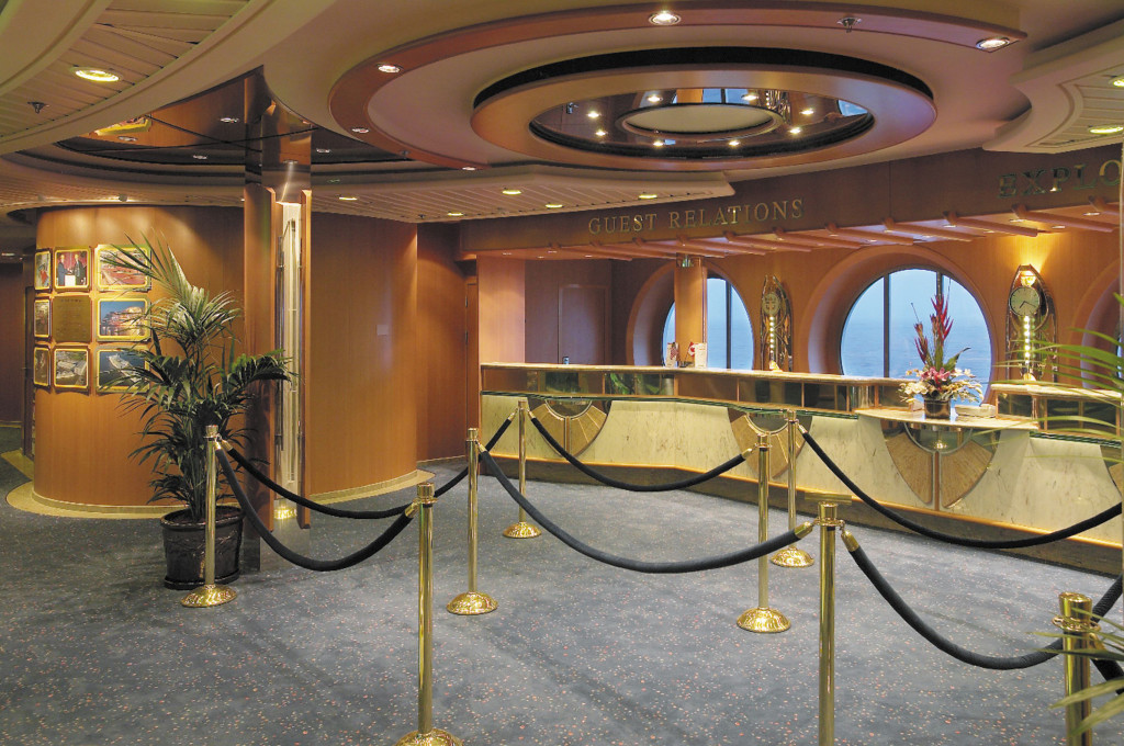 Guest Relations Empfangszentrum mit elegantem Design im Atrium