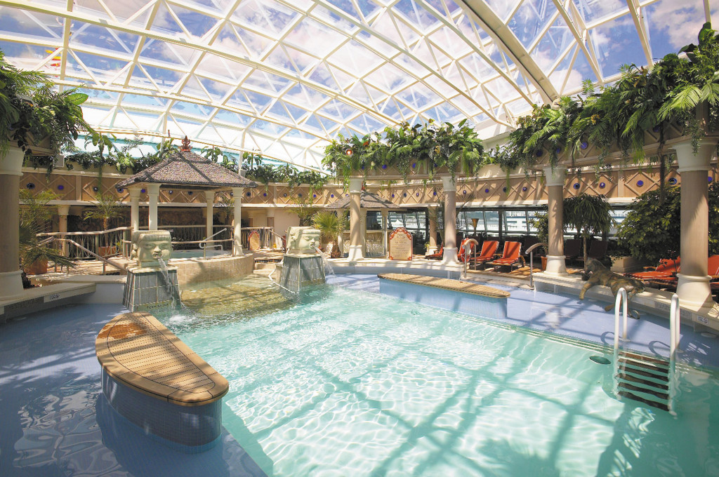 Solarium mit Liegestühlen im Spa-Bereich auf Hochseeschiff