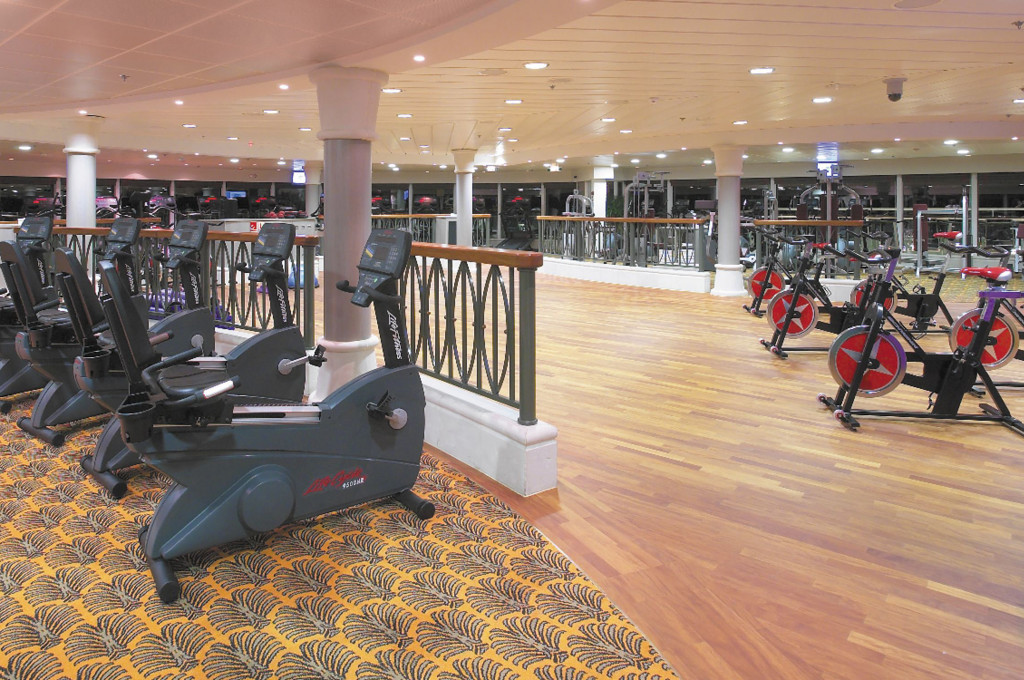 Modernes Fitnesscenter mit Fitnessgeräten auf Hochseeschiff