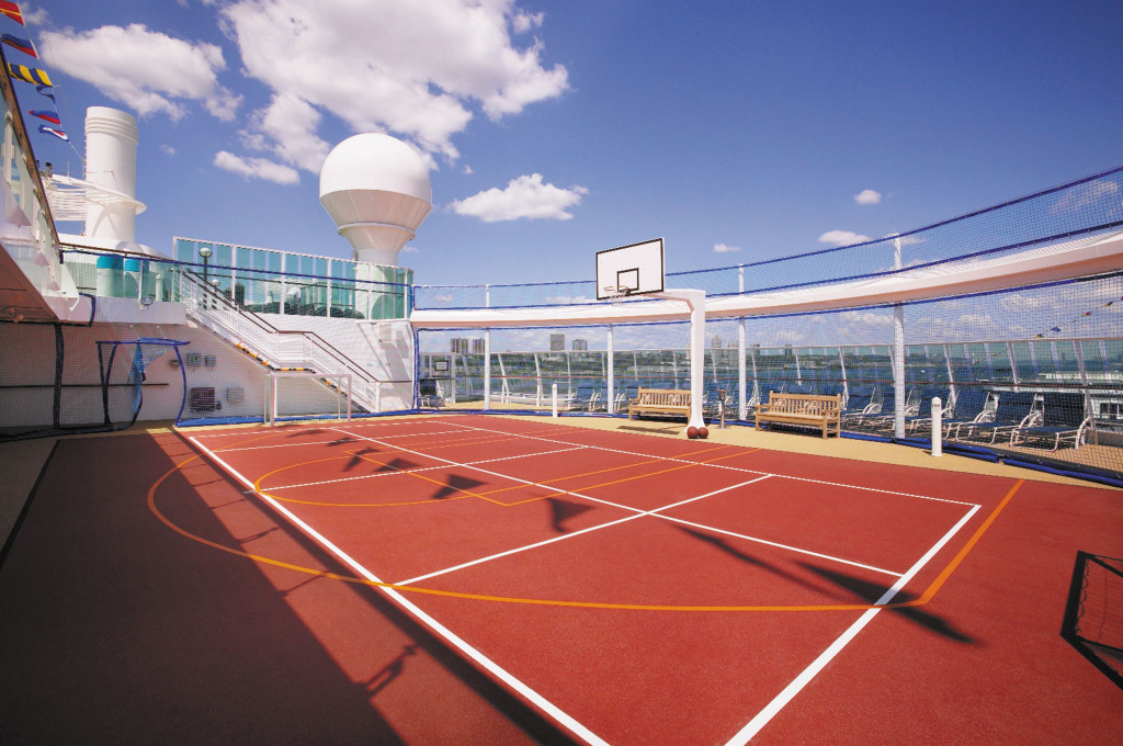 Sportplatz mit Basketball und Spiel bereich auf Hochseeschiff