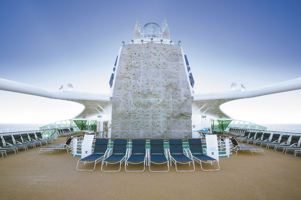 Kletterwand als Aktivität auf dem Sonnendeck von Hochseeschiff