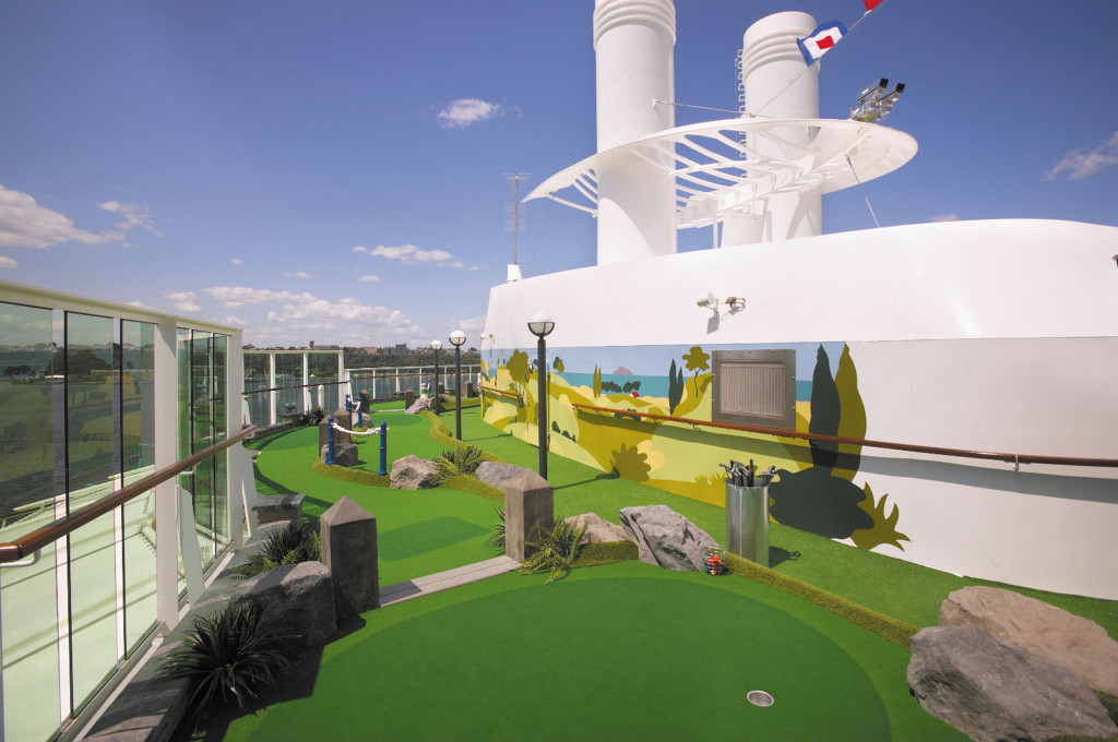 Minigolfanlage mit grünem Kurs auf dem Sonnendeck