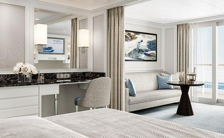 Deluxe Veranda Suite mit Balkon, Sitzbereich und Meerblick auf Luxuskreuzfahrtschiff