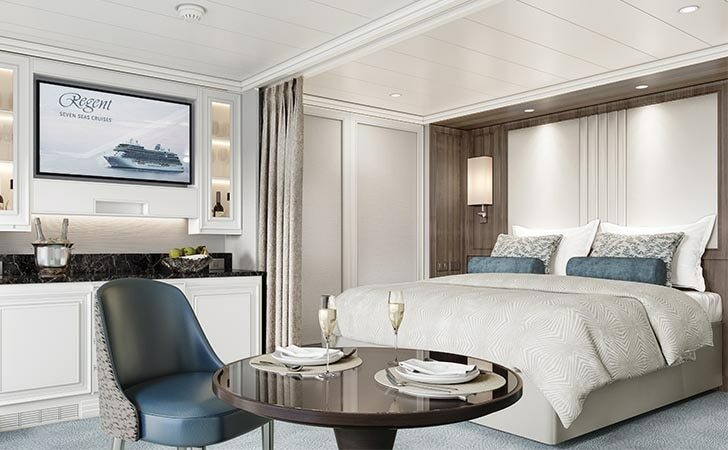 Veranda Suite mit Schlafbereich, Sitzzone und Balkon auf Luxus-Kreuzfahrtschiff
