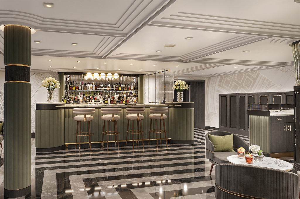 Elegante Bar des Restaurants Chartreuse mit grünen Barhockern, beleuchteten Spirituosenregalen und Marmorboden an Bord der Seven Seas Grandeur.
