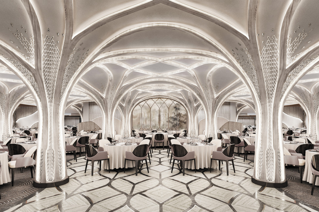 Hauptrestaurant Compass Rose mit gewölbten Säulen, Mustermarmorboden und eingedeckten Tischen an Bord.
