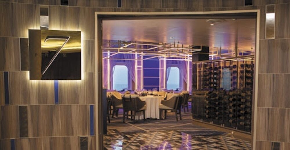 Eingang zum Prime 7 Spezialitätenrestaurant mit beleuchtetem Nummernschild, Weinregal und Blick in den Speisesaal auf der Seven Seas Mariner