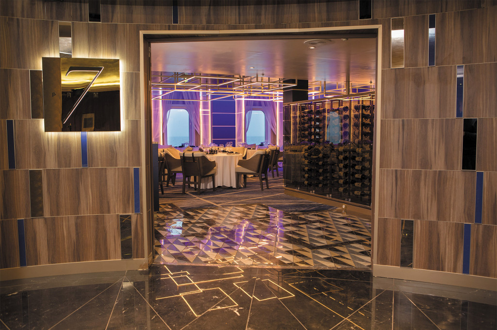 Eingang zum Steakhouse Prime 7 mit beleuchtetem Logo, Weinregal und Blick auf gedeckte Tische an Bord der Seven Seas Mariner.