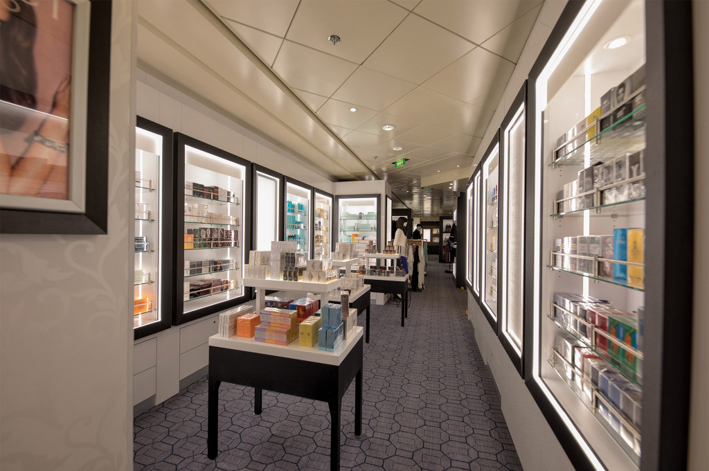 Bordboutique mit beleuchteten Vitrinen voller Parfüms und Beautyprodukten an Bord der Seven Seas Mariner.