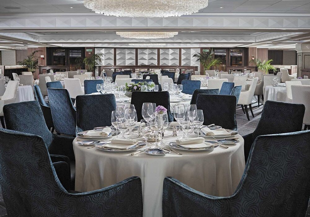 Compass Rose Restaurant mit runden Tischen und elegantem Saal auf Luxusschiff