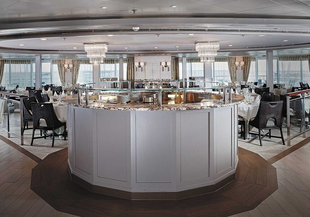 La Veranda / Sette Mari Restaurant mit Buffet und Meerblick auf Luxusschiff