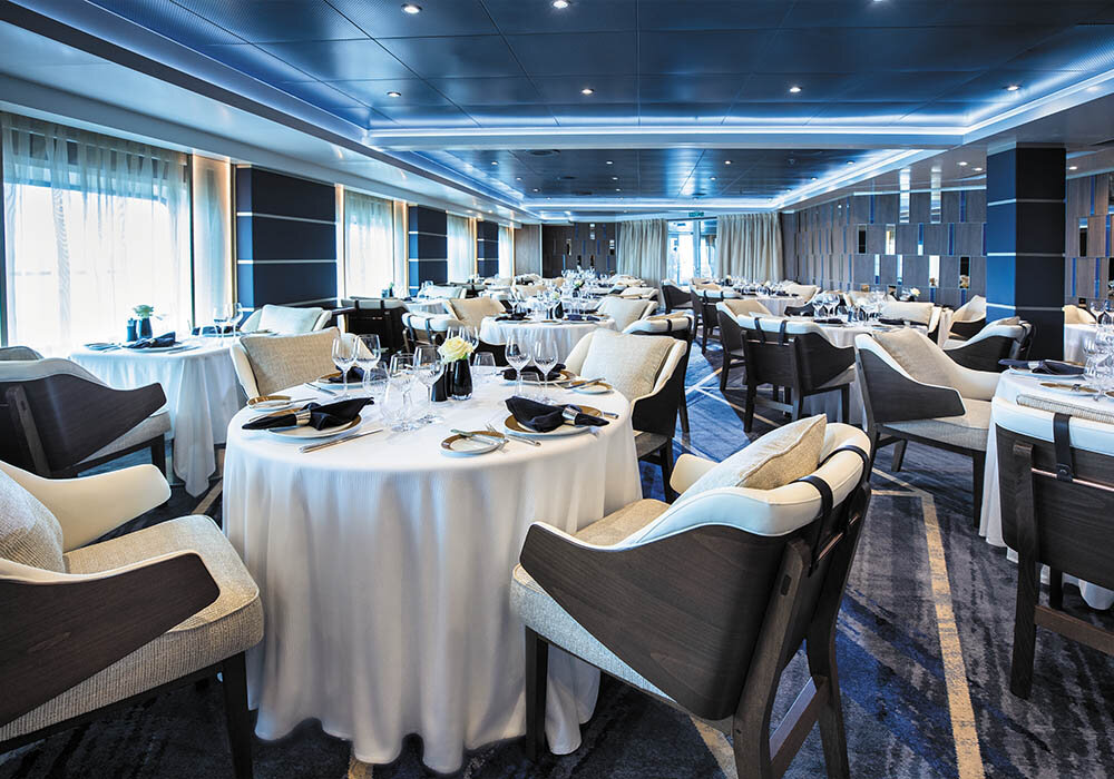 Prime 7 Restaurant mit runden Tischen und eleganter Ausstattung auf Luxuskreuzfahrtschiff