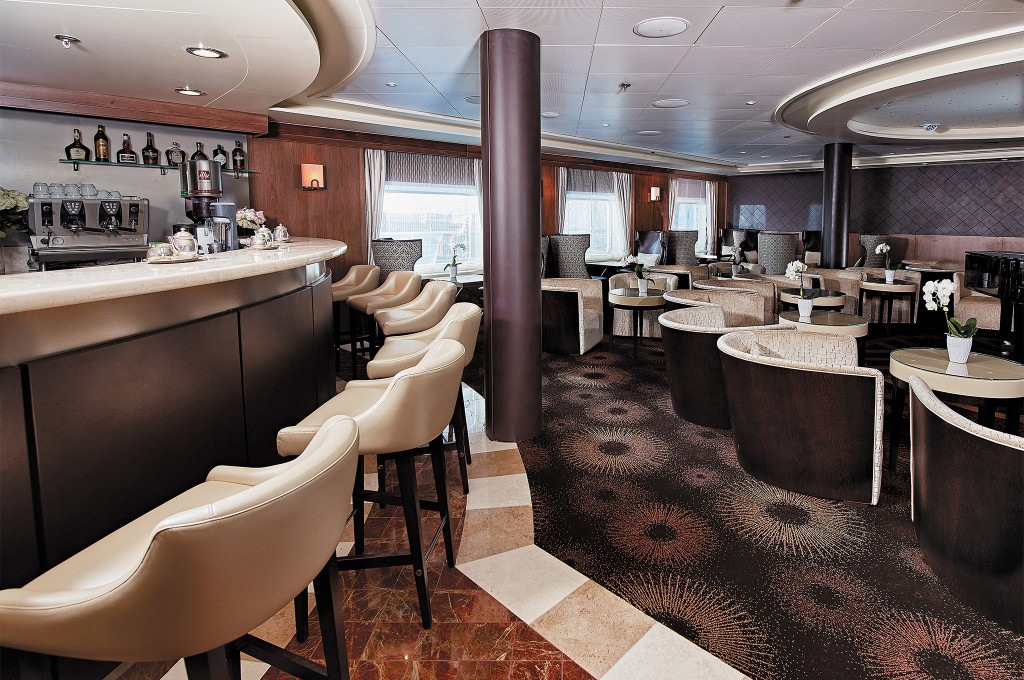 Coffee Connection mit gewundener Theke, Espressomaschine und gemütlichen Sitzgruppen an Bord der Seven Seas Navigator.