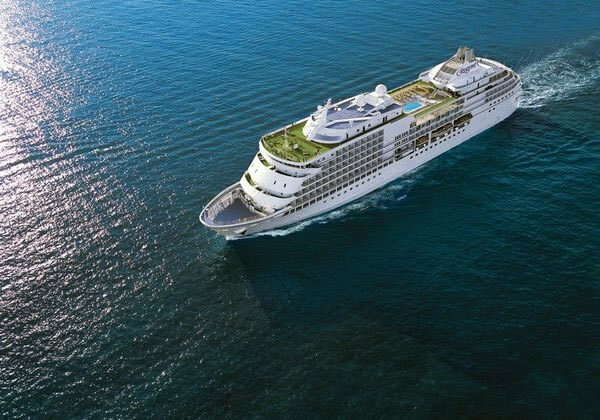 Seven Seas Navigator aus der Vogelperspektive auf dem Meer fahrend, Blick auf Deck und Aufbauten.