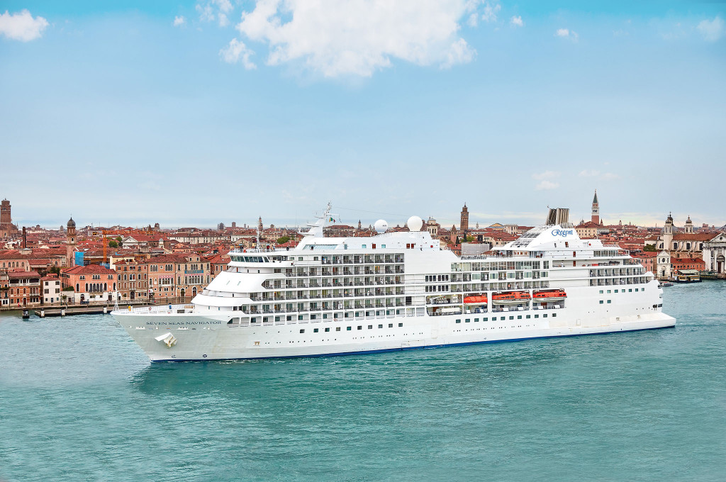 Die Seven Seas Navigator gleitet vor der historischen Skyline von Venedig mit Markusturm und Palazzi durch die Lagune.
