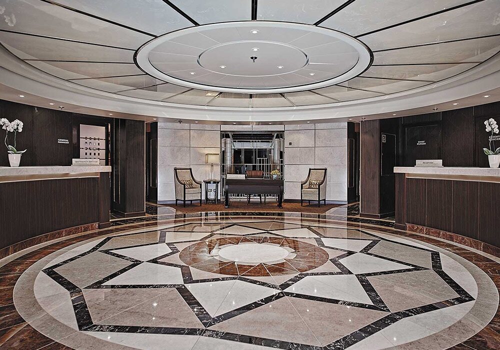 Reception mit Marmorboden und modernem Interieur im Atrium auf Luxusschiff