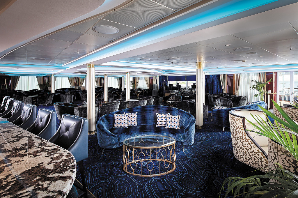 Galileo Lounge mit blauen Samtsofas, Marmorbar und stilvoller indirekter Beleuchtung an Bord der Seven Seas Navigator.
