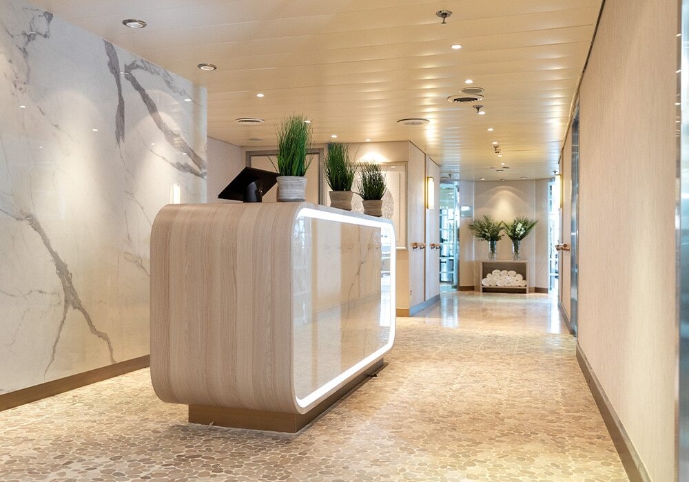 Serene Spa & Wellness mit modernem Design und Relaxbereich auf Luxuskreuzfahrtschiff