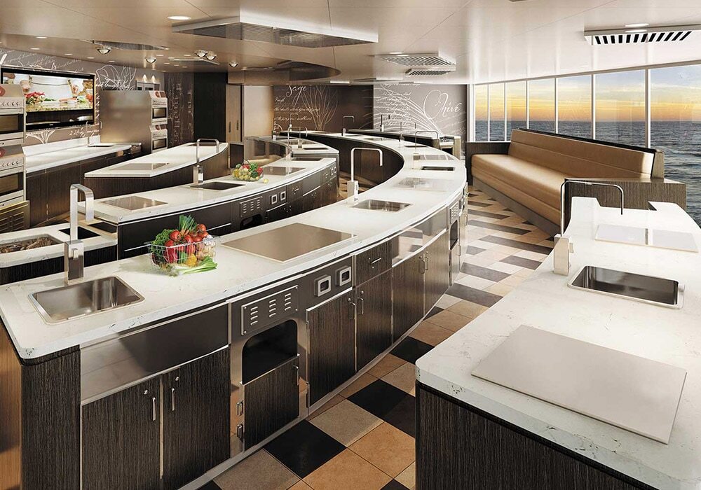 Culinary Arts Kitchen mit Kochinseln und Fensterplätzen auf Luxuskreuzfahrtschiff