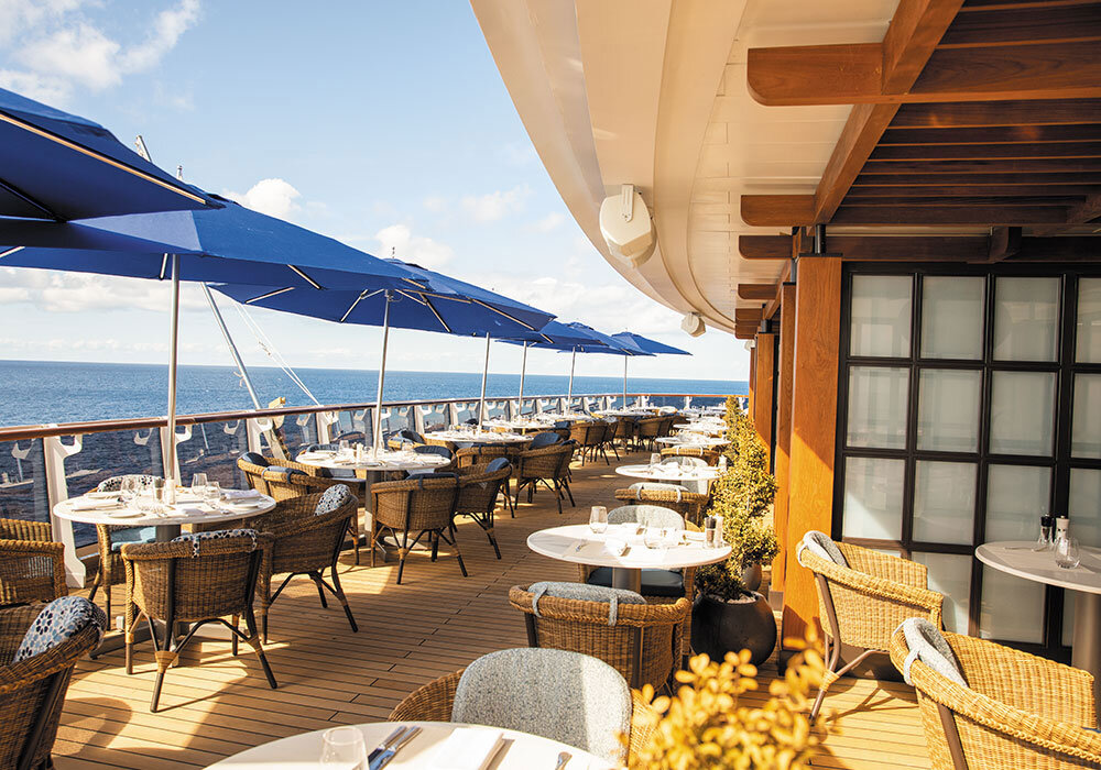 La Veranda / Sette Mari outdoor mit Sonnenschirmen und Meerblick auf Luxusschiff