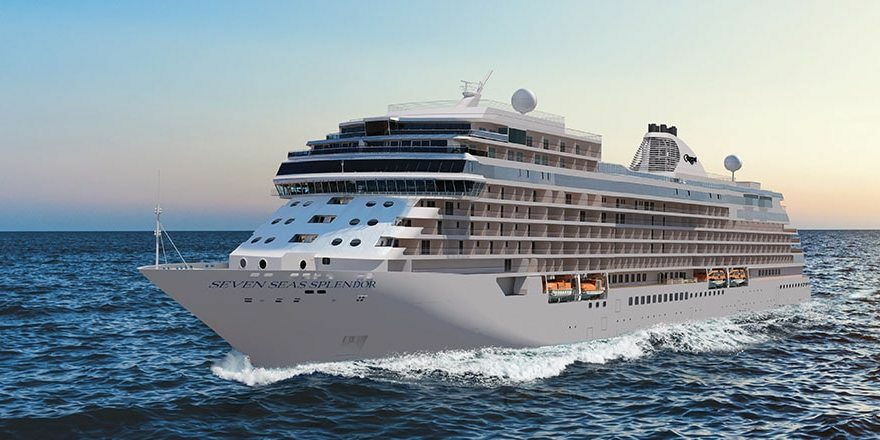 Seven Seas Splendor in Fahrt auf offener See, Steuerbordansicht des weißen Luxus-Kreuzfahrtschiffes mit sichtbarem Schiffsnamen am Rumpf