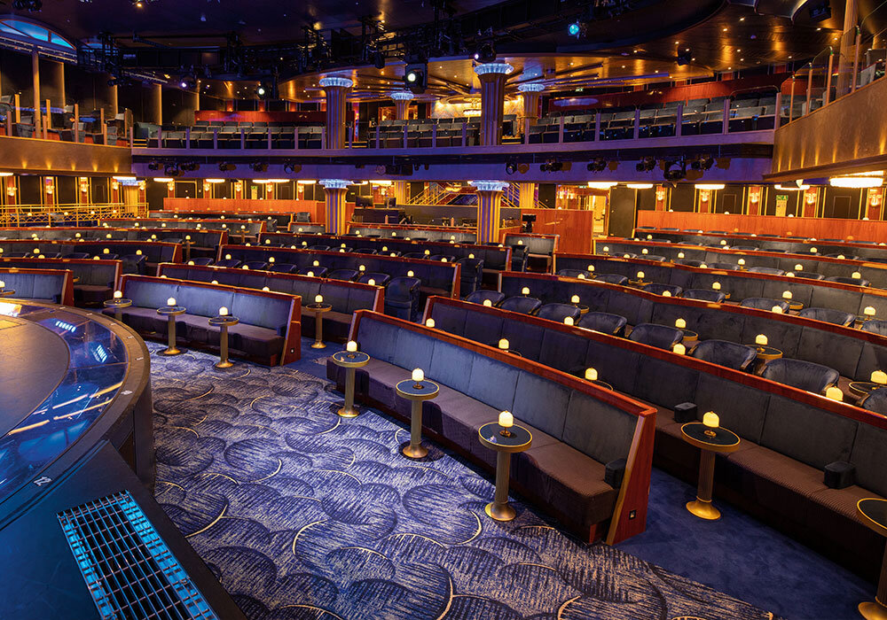Constellation Theater mit rotem Interieur und mehreren Bestuhlung-Ebenen auf Luxusschiff