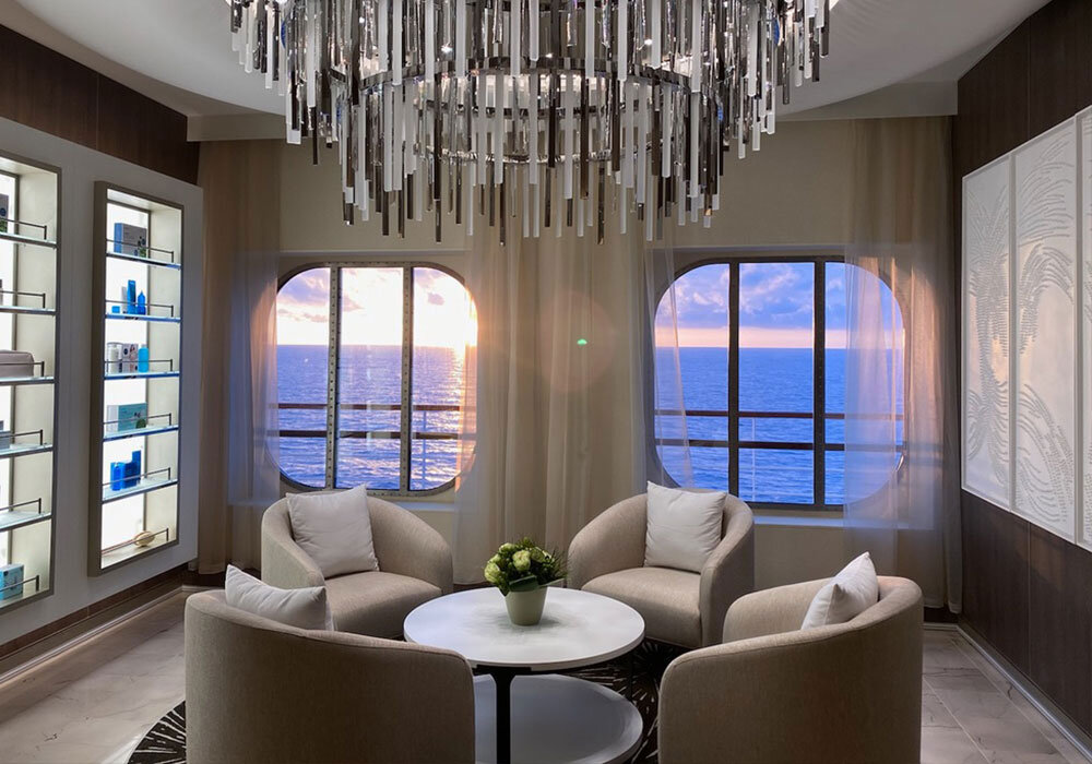 Serene Spa & Wellness mit elegantem Interior und Relaxbereich auf Luxuskreuzfahrtschiff