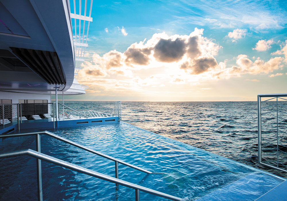 Infinity Pool mit Meerblick und Liegestühlen auf Luxus-Kreuzfahrtschiff