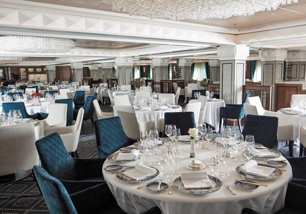 Compass Rose Restaurant mit gedeckten Tischen und eleganter Ausstattung auf Luxusschiff