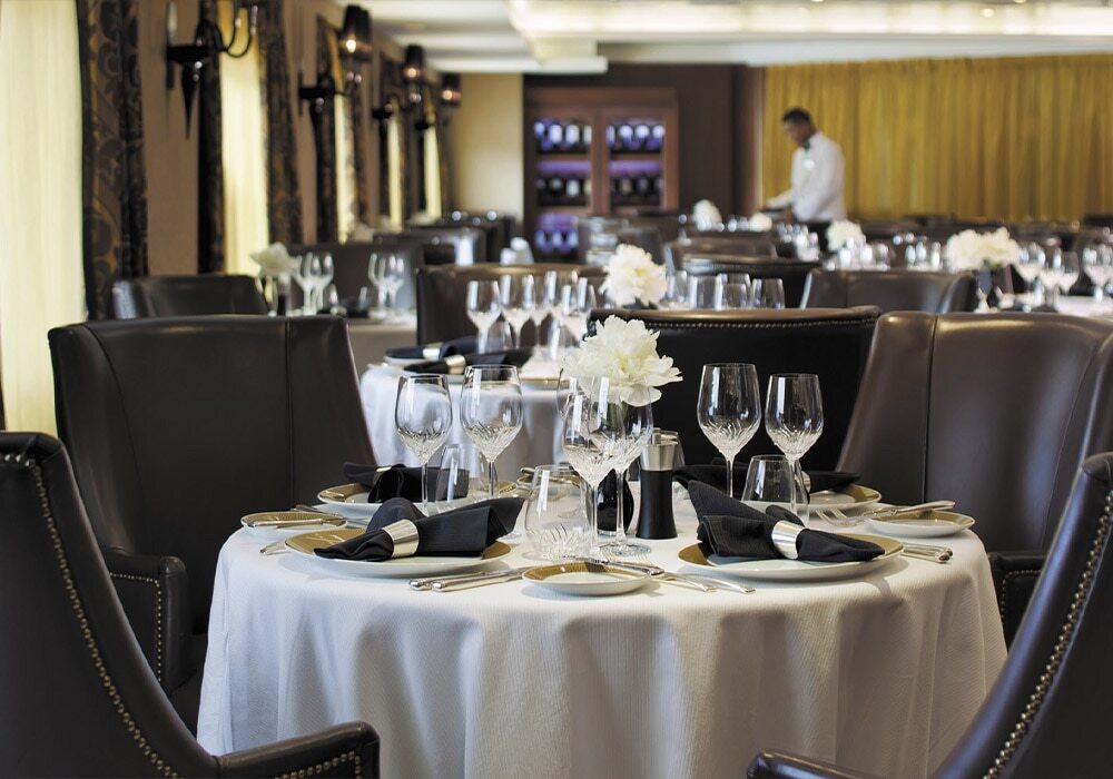 Prime 7 Restaurant mit Tischtuch und eleganter Dekoration auf Luxuskreuzfahrtschiff