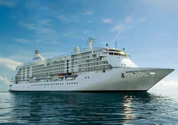 Seven Seas Voyager auf ruhigem Gewässer in Seitenansicht, elegantes weißes Luxuskreuzfahrtschiff.