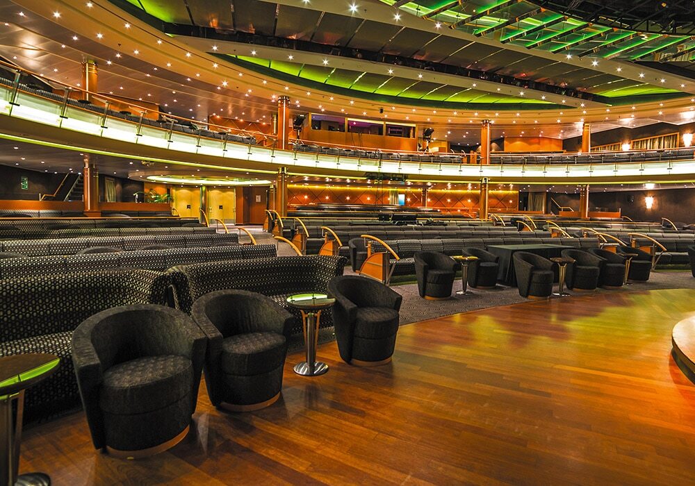 Constellation Theater mit mehreren Bestuhlung-Ebenen und Bühne auf Luxusschiff