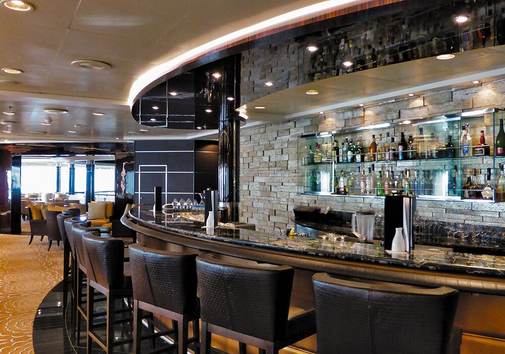 Horizon Lounge mit Sesseln und Meerblick auf Luxus-Kreuzfahrtschiff