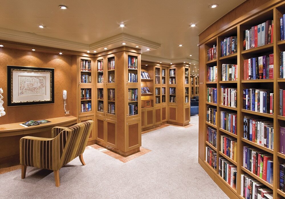 Library mit Bücherregalen und Leseplätzen auf Luxus-Kreuzfahrtschiff