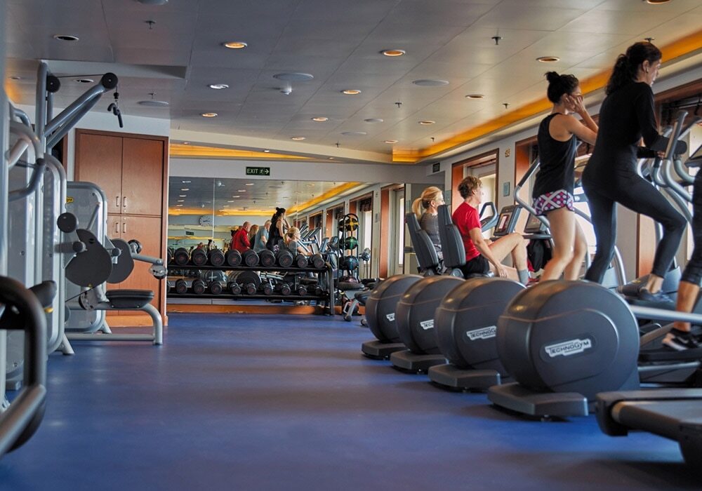 Fitness Center mit Trainingsgeräten und moderner Ausstattung auf Luxuskreuzfahrtschiff