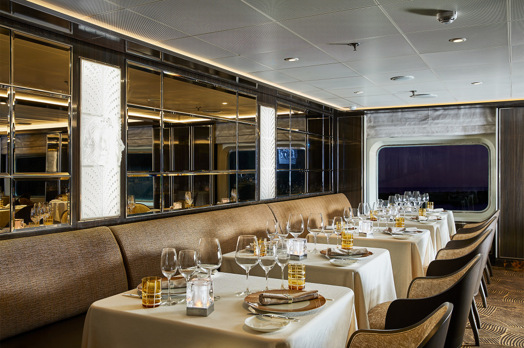 La Dame Restaurant der Silver Shadow mit Tischen.
