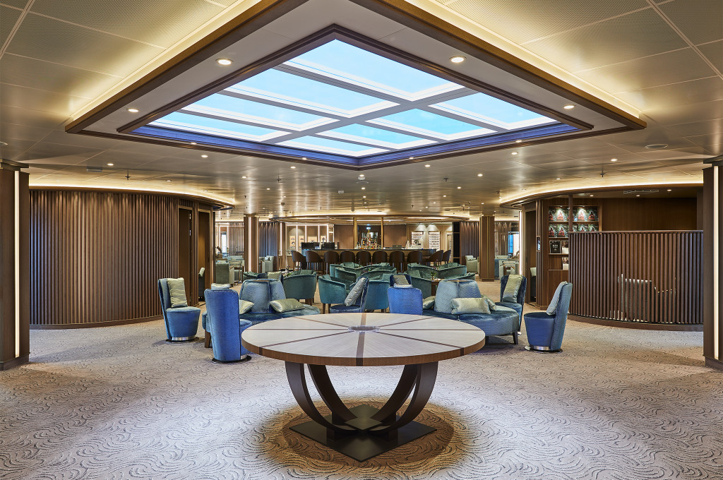 Art's Bar der Silver Shadow mit moderner Deckeninstallation.