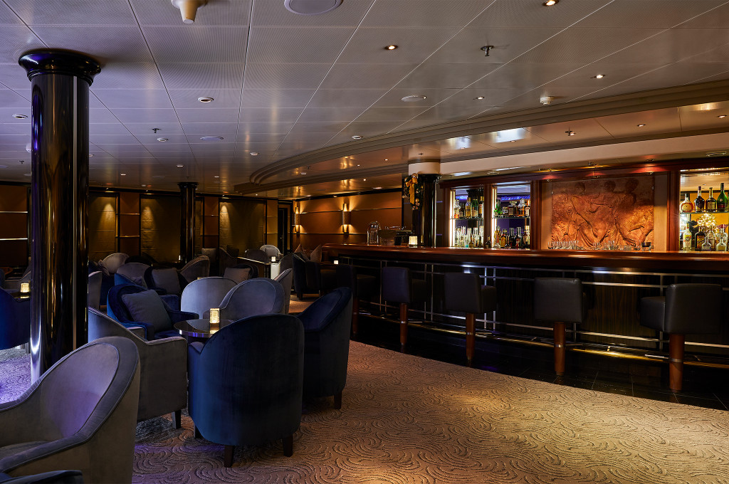 The Bar der Silver Shadow mit Tresen und Sitzbereich.