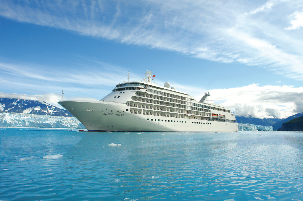 Die Silver Shadow im Gletschergebiet mit Bergkulisse.