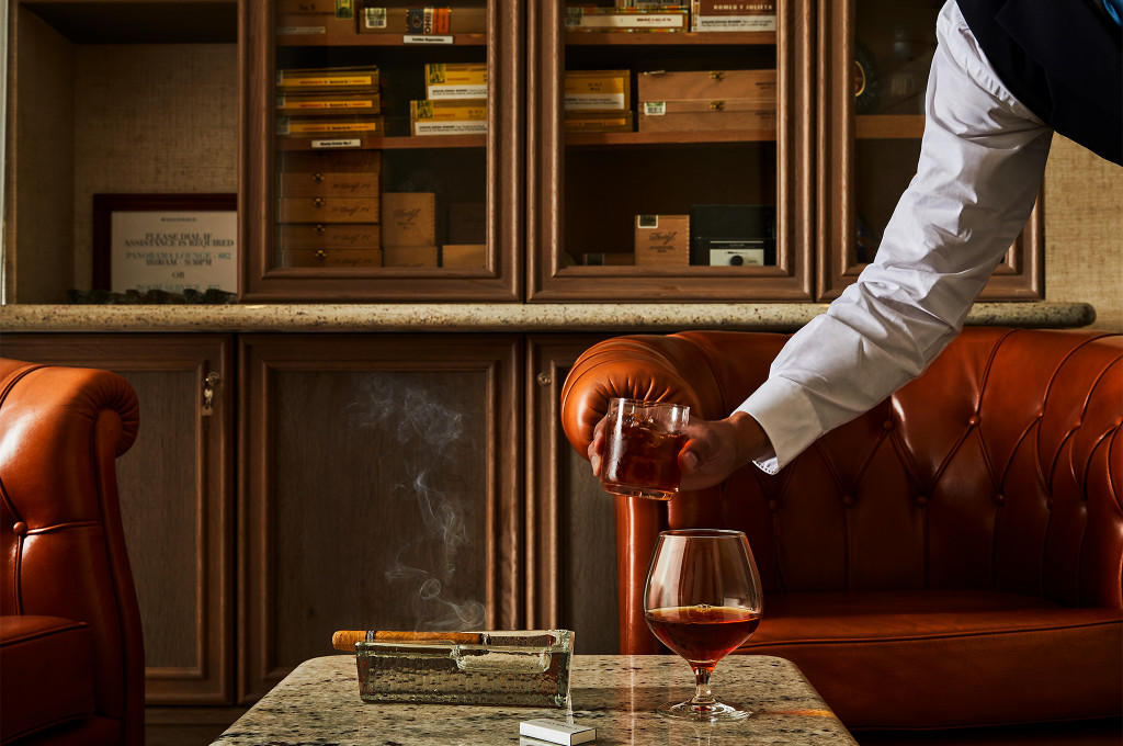 Connoisseur's Corner Lounge der Silver Shadow mit Bar.