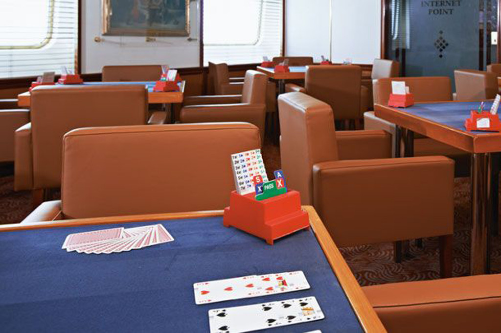 Kartenspielzimmer der Silver Shadow mit Spieltischen.