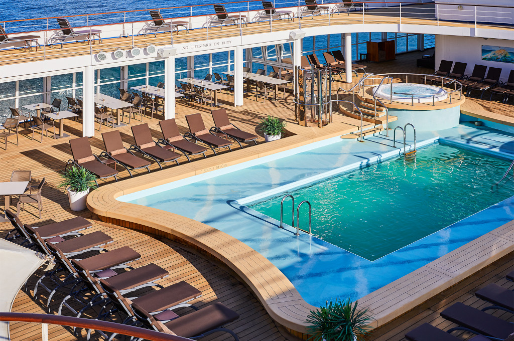 Pooldeck der Silver Shadow mit Schwimmbecken.