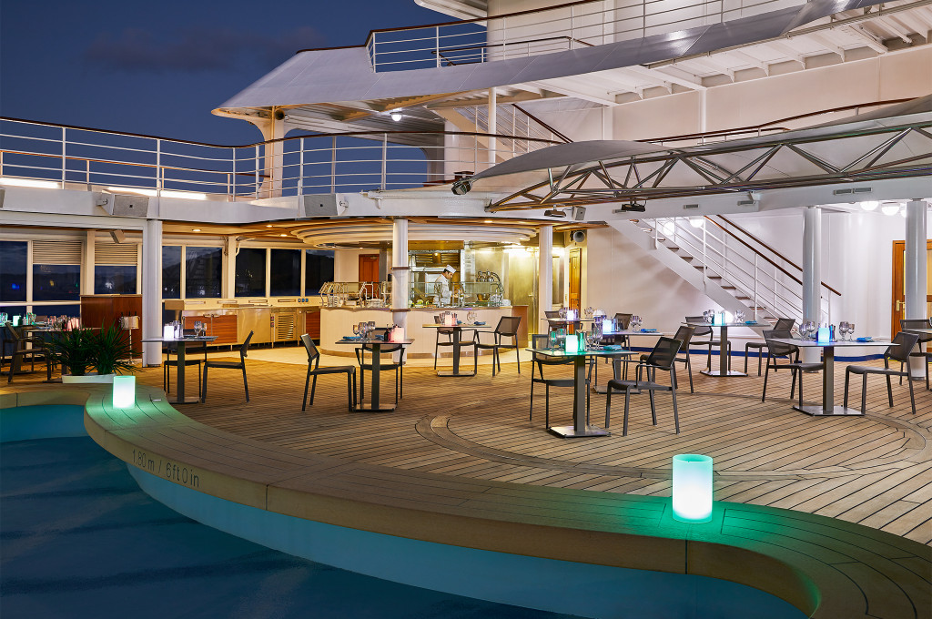 Pooldeck der Silver Shadow mit Becken und Liegestühlen.