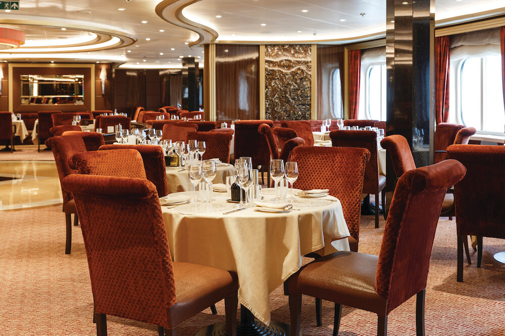 Eleganter Restaurant-Speisesaal Atlantide mit gedeckten Tischen auf der Silver Spirit.